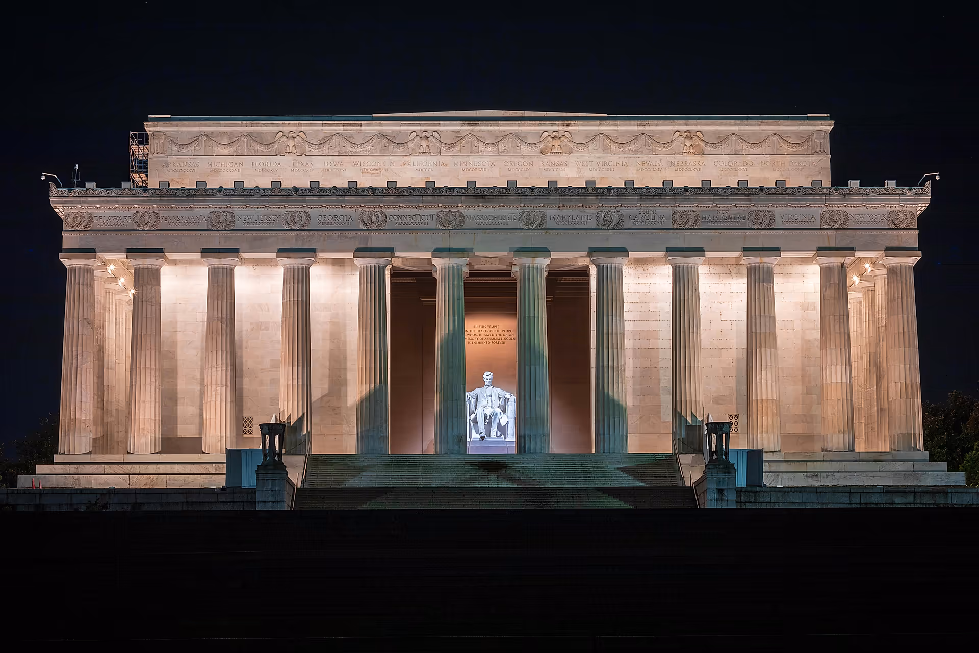 lincoln memorial at night